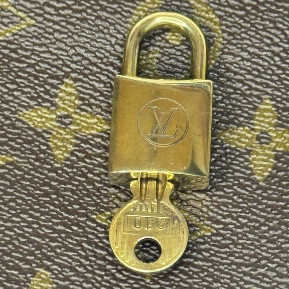 LOUIS VUITTON #210 LOCK & KEY 🔐 - Picture 1 of 6